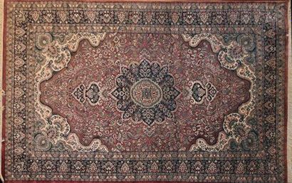 TAPIS en laine Iran, XXème siècle 272 x 186...