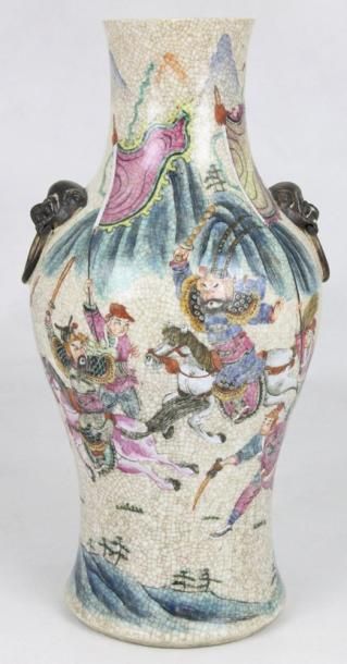 CHINE Vase balustre en faience de Nankin à décor de guerriers. Signé au revers. Fin...