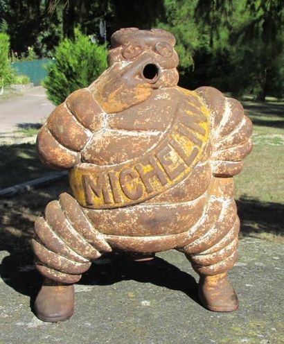 null "Bonhomme Michelin fumant, en métal, haut: 36 cm."