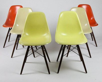 Charles et Ray EAMES Série de six chaises modèle DSW en fibre de verre de couleur...