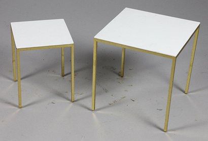Travail français Vers 1970 Suite de deux tables gigognes à plateau en opaline blanche,...
