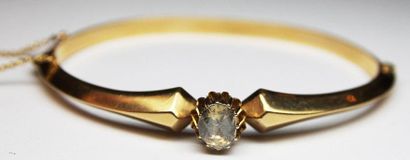 null BRACELET rigide ouvrant en or jaune orné d'un important diamant taillé en rose....