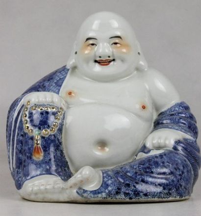 CHINE Bouddha assis en porcelaine émaillée bleu et blanc, Signé. XXème siècle Haut:...