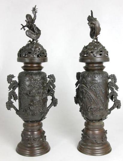 CHINE Paires de vases couverts en bronze à décors de dragon et d'oiseau en relief....