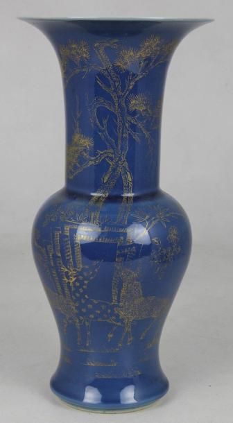 CHINE Vase cornet en porcelaine bleu à décor de fleurs en fils d'or XXème siècle...