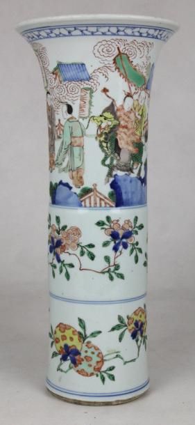CHINE Vase de forme rouleau en porcelaine polychrome à décor de personnages et paysage....
