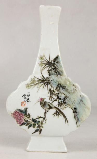 CHINE Vase en porcelaine émaillée polychrome à décor de rochers, fleurs et oiseaux,...