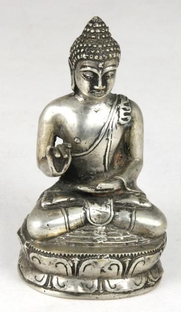 THAÏLANDE Bouddha en bronze argenté en position assise. XIXème siècle Haut: 14 c...