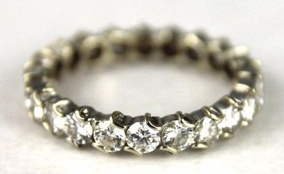null ALLIANCE en or gris ornée de diamants de taille brillant. Poids brut: 2,9 g...