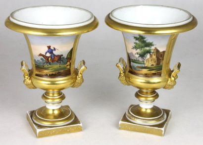 PARIS Paire de vases de forme Medicis en porcelaine polychrome sur fond or à décor...