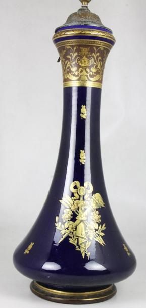 SÈVRES Vase monté en lampe de forme balustre en porcelaine bleue de Sèvres à décor...