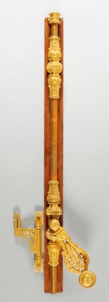 null ESPAGNOLETTE en bronze doré et ciselé Epoque Louis XV Long: 85 cm Modèle identique...
