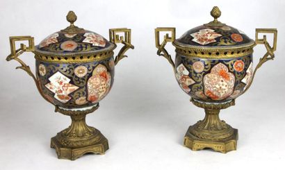 null PAIRE DE POT-POURRIS en porcelaine à décor dit «Imari doré», ornés de bronze...
