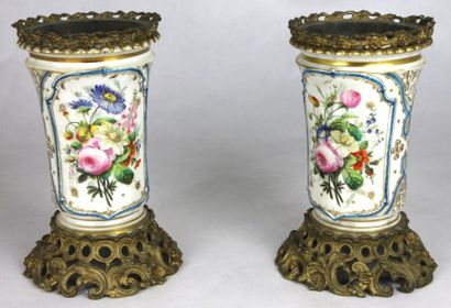 PARIS Paire de vases montés de forme cornet en porcelaine à décor floral, ornés de...
