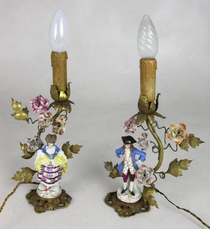null PAIRE DE BOUGEOIRS montés en lampes en laiton à décor de feuillages et couple...