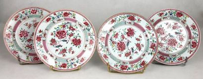 null COMPAGNIE DES INDES SUITE DE QUATRE ASSIETTES en porcelaine polychrome à fond...