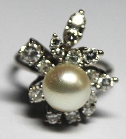 null BAGUE en or gris ornée d'une perle blanche réhaussée par des diamants de taille...