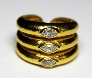 ZOLOTAS BAGUE en or jaune 22 carats formant trois godrons réhaussés par trois diamants...