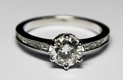 null BAGUE solitaire en or gris ornée d'un diamant de taille brillant d'environ 0,90...