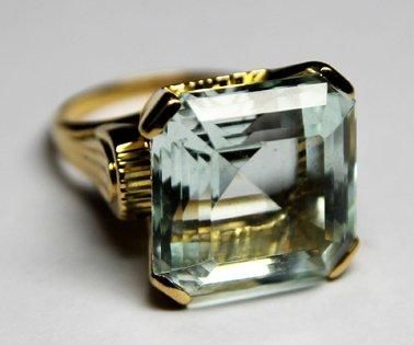 null BAGUE en or jaune ornée d'une aigue marine de taille carrée. Poids brut: 9,1...