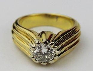 null SOLITAIRE en or jaune, la monture ciselé et ornée d'un diamant de taille moderne...