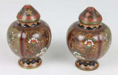 JAPON Paire de vases en émail cloisonné Haut: 10 cm (légers manques)
