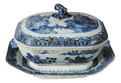 CHINE TERRINE COUVERTE et son DORMANT en porcelaine décorée en bleu sous couverte...