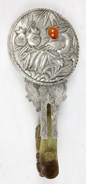 CHINE MIROIR A MAIN en métal argenté à décor ciselé d'oiseaux branchés et volutes,...