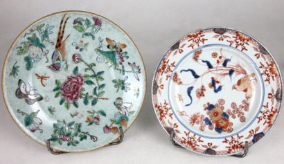 CHINE Deux assiettes en porcelaine polychrome, l'une avec cachet. XVIIIème siècle...