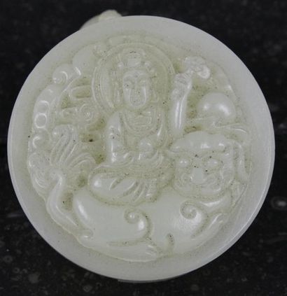 CHINE Pendentif en jade figurant un bouddha et un chien de Fô XXème siècle Diam:...