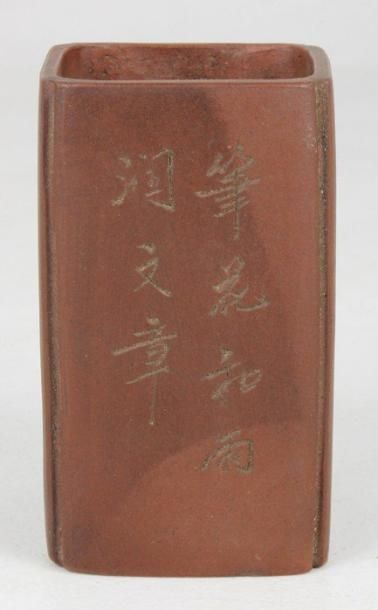 CHINE Pot à pinceaux carré en céramique rouge à décor ciselé de calligraphie chinoise,...