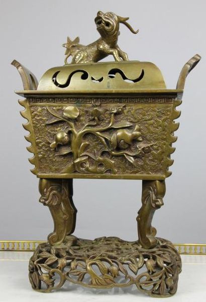 CHINE Pot pourri en bronze ajouré quadripode, le couvercle en prise de chien de Fô....