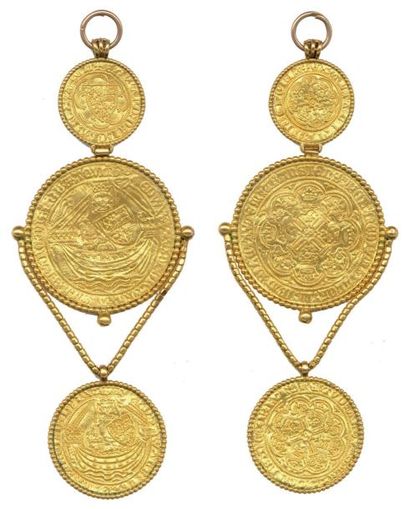  Ecrin du joaillier londonien Harry Emanuel contenant un pendentif en or composé...