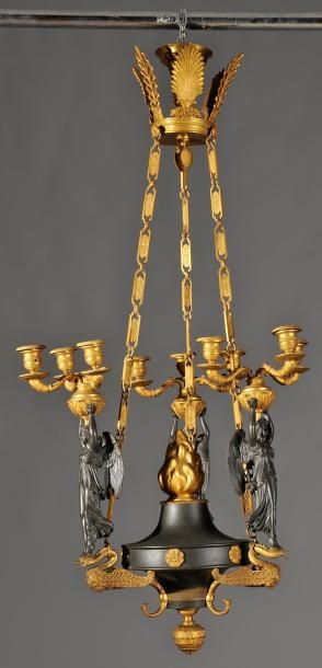 null Lustre en forme de lampe antique, en bronze patiné et doré, orné de trois victoires...