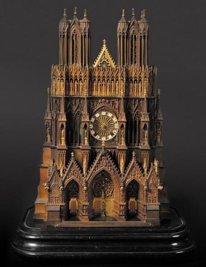  Importante pendule représentant la cathédrale de Reims. En bronze patiné et doré....