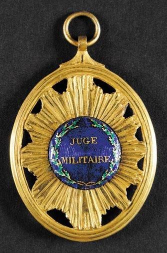 null Médaille ovale de juge militaire. En bronze doré, à décor rayonnant. Médaillon...