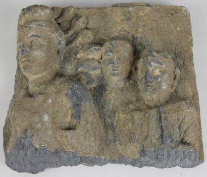 AFGHANISTAN Bas-relief en pierre de schiste représentant des personnages en ronde...