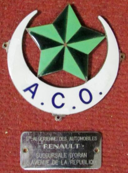 null Lot comprenant un badge émaillé ACO, Automobile Club d'Oran et une plaque Renault...