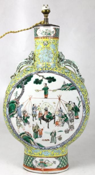 CHINE Vase gourde en porcelaine polychrome à décor de paysages lacustre XIXème siècle...