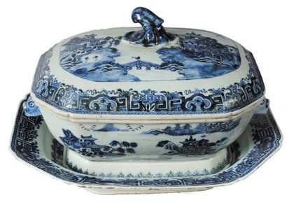 CHINE TERRINE COUVERTE et son DORMANT en porcelaine décorée en bleu sous couverte...