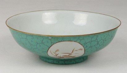 CHINE Grand bol en porcelaine polychrome éamaillée sur fond turquoise à cartouches...