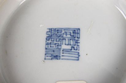 CHINE Grand bol en porcelaine polychrome éamaillée sur fond turquoise à cartouches...