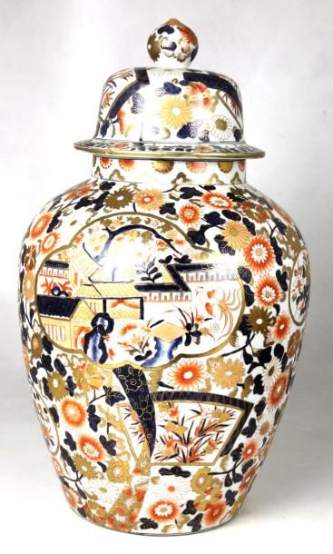 JAPON Pot couvert de forme balustre en porcelaine polychrome à décor de fleurs et...
