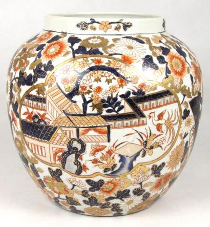JAPON Vase de forme boule en porcelaine polychrome à décor de fleurs et de paysages...