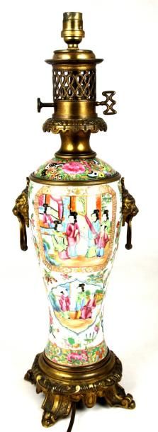 CHINE Grand vase balustre en porcelaine de Canton polychrome et dorée à décor de...