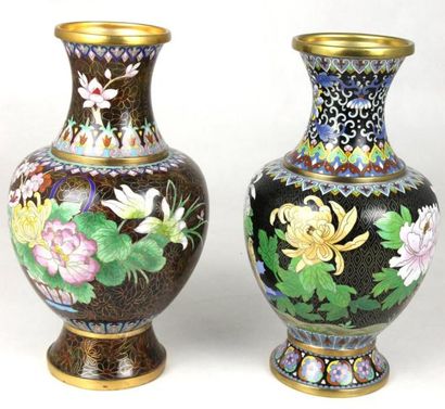 CHINE Paire de vases de forme balustre en émail cloisonné à décor de bouquets fleuris...