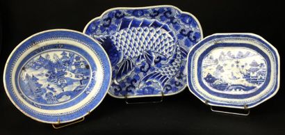 CHINE DEUX PLATS, l'un octogonal et l'autre ovale en porcelaine bleue/blanche XIXè...