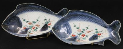 CHINE PAIRE DE PLATS en porcelaine polychrome, en forme de poisson. fin XIXè siècle...