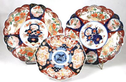 JAPON Paire de plats en porcelaine polychrome à décor de reserves Imari, Fin XIXème...