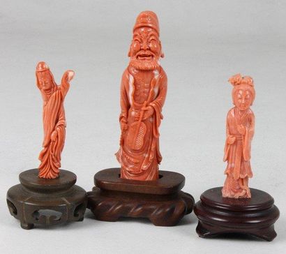 CHINE Trois statuettes en corail rouge. Haut: 10 cm et 7 cm